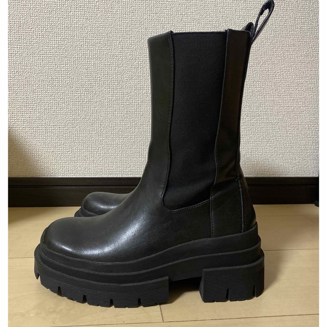 ZARA(ザラ)のZARA トラックソール フラットフォーム ブーツ　新品 レディースの靴/シューズ(ブーツ)の商品写真