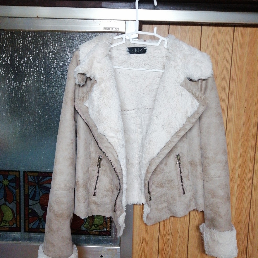皮ジャケット　ベージュ色❤ レディースのジャケット/アウター(ムートンコート)の商品写真