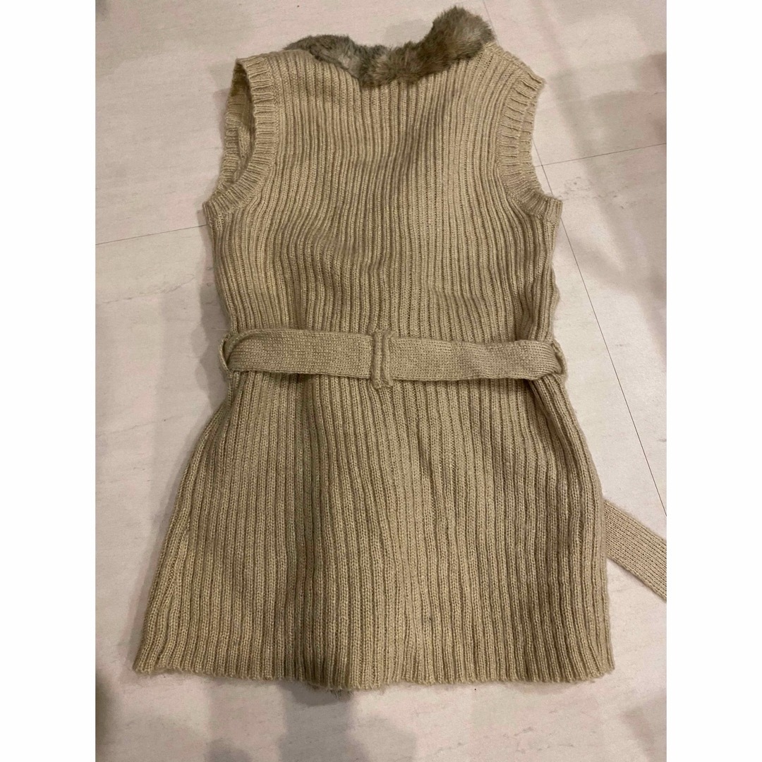 H&M(エイチアンドエム)のファー付き　ニットベスト　ジレ　H&M 122 キッズ/ベビー/マタニティのキッズ服女の子用(90cm~)(その他)の商品写真