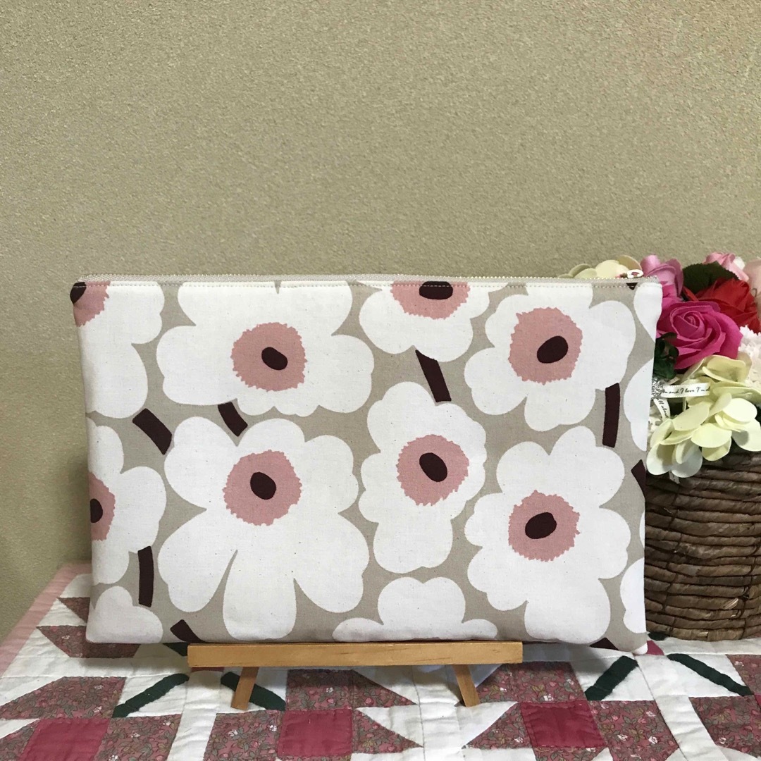 marimekko(マリメッコ)の【専用】マリメッコ    生地　ハンドメイド　ワイヤーポーチ ハンドメイドのファッション小物(ポーチ)の商品写真