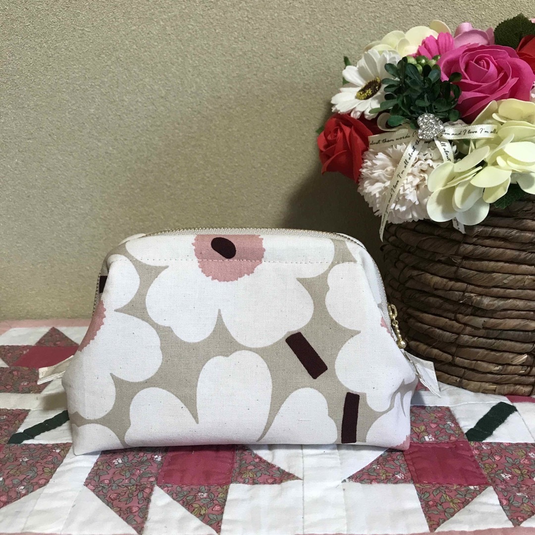 marimekko(マリメッコ)の【専用】マリメッコ    生地　ハンドメイド　ワイヤーポーチ ハンドメイドのファッション小物(ポーチ)の商品写真