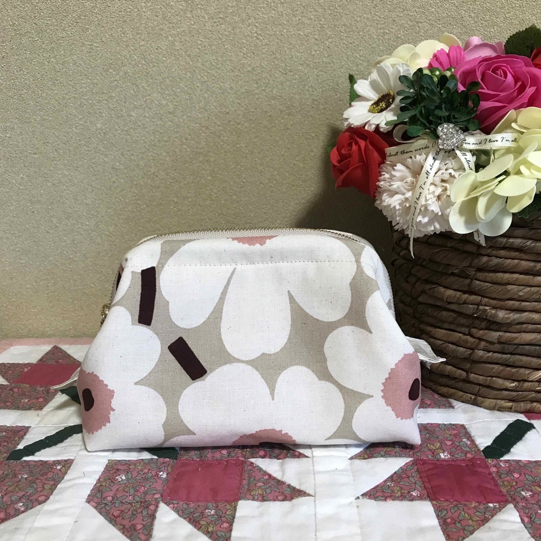 marimekko(マリメッコ)の【専用】マリメッコ    生地　ハンドメイド　ワイヤーポーチ ハンドメイドのファッション小物(ポーチ)の商品写真