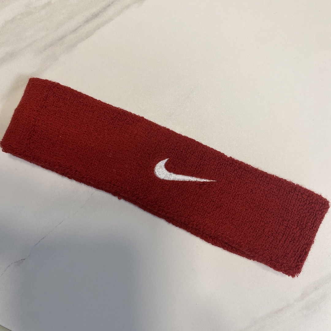 NIKE(ナイキ)のNIKE ヘアバンド 赤 RED 新品未使用 メンズのファッション小物(バンダナ/スカーフ)の商品写真