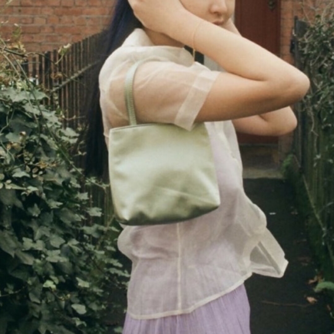 サテン カラー バッグ ミニトート 緑 春物 夏物 キラキラ ナチュラル 韓国 レディースのバッグ(ハンドバッグ)の商品写真