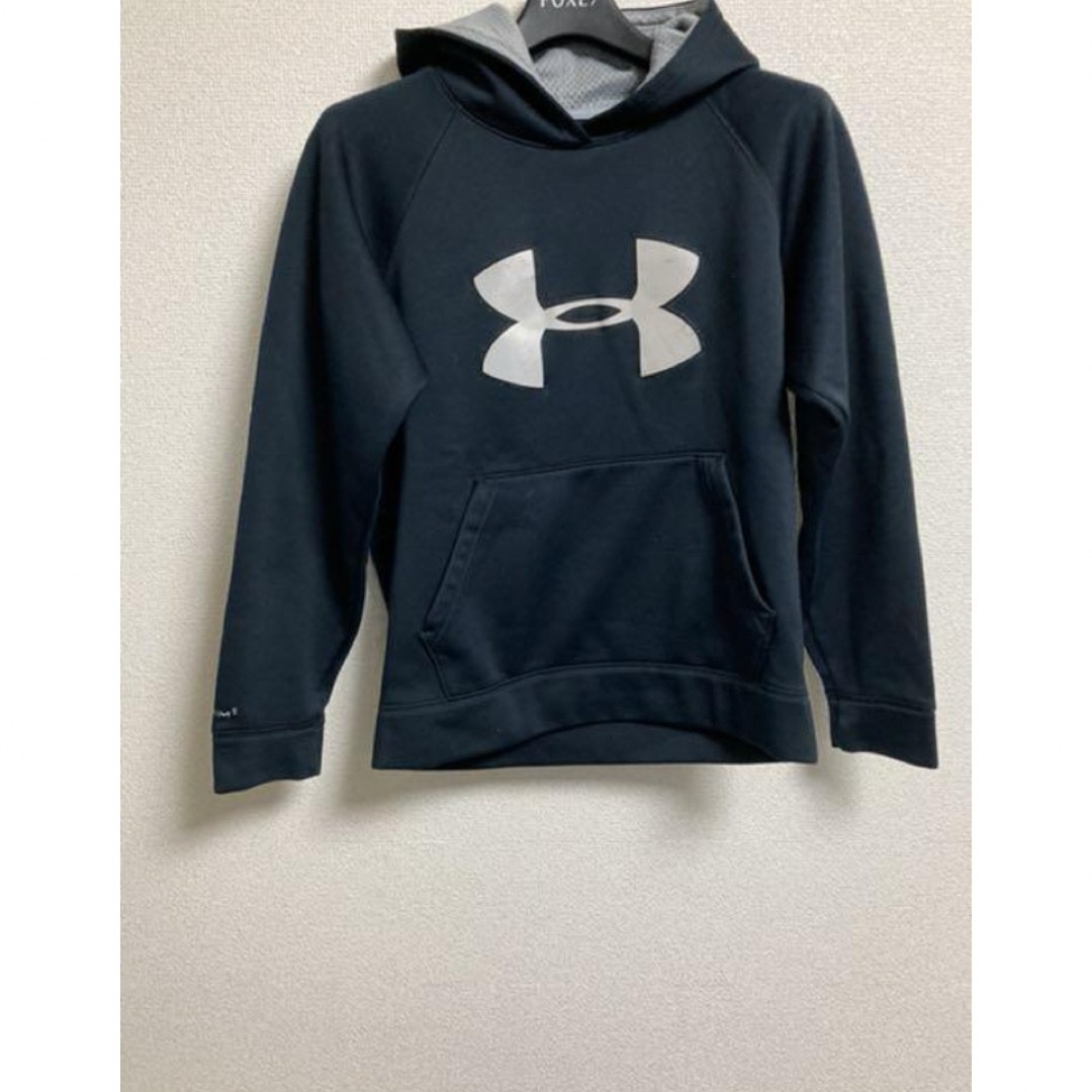 UNDER ARMOUR(アンダーアーマー)のアンダーアーマー パーカー　140 150 黒　野球 キッズ/ベビー/マタニティのキッズ服男の子用(90cm~)(Tシャツ/カットソー)の商品写真