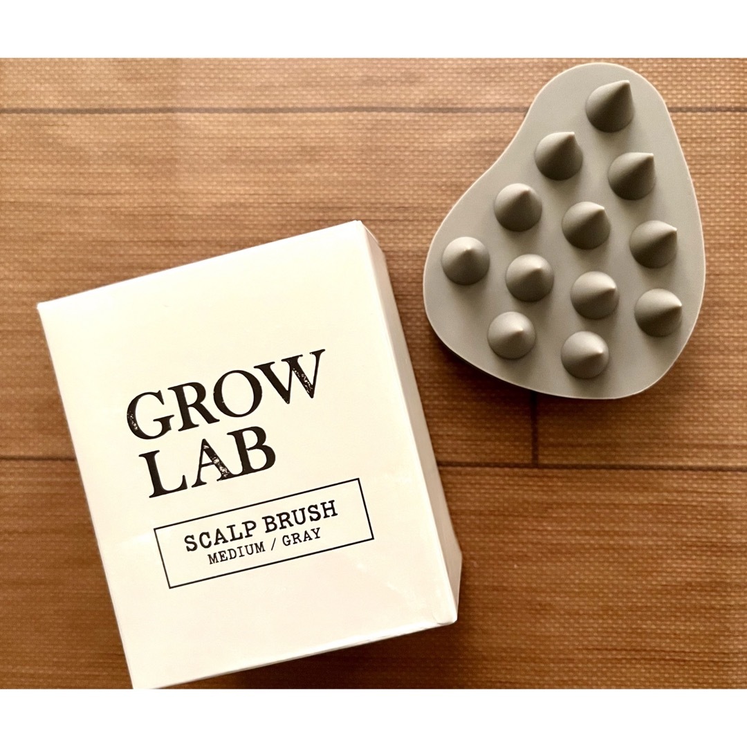 N organic(エヌオーガニック)の新品 GROWLAB グロウラボ スカルプブラシ 硬さ：ミディアム グレー コスメ/美容のヘアケア/スタイリング(スカルプケア)の商品写真