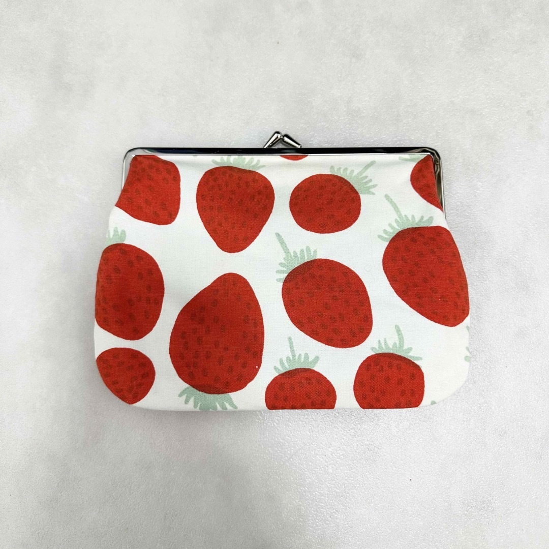 marimekko(マリメッコ)の【marimekko】日本限定 復刻柄 いちご がま口ポーチ マリメッコ レディースのファッション小物(ポーチ)の商品写真