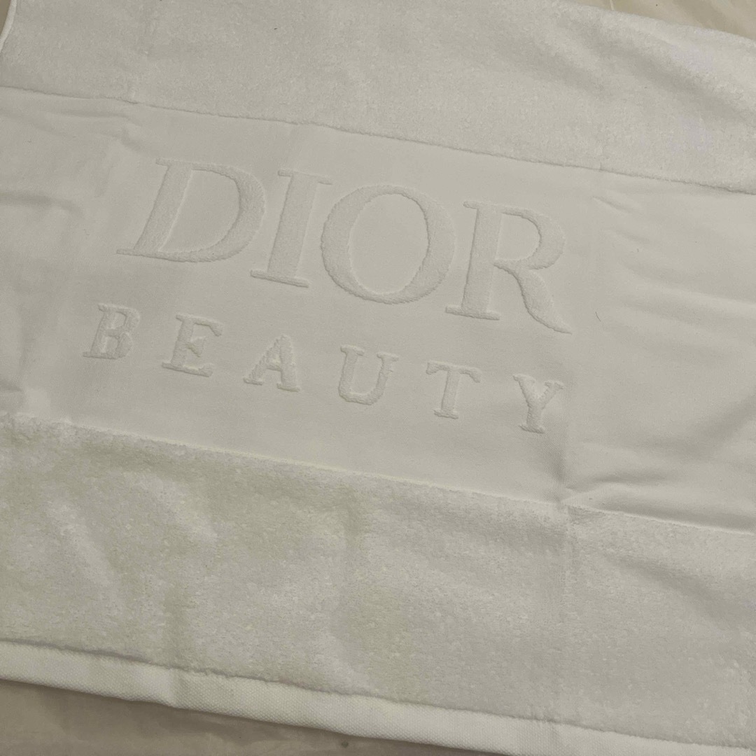 DIOR  バスタオル　ノベルティ未使用　箱無し インテリア/住まい/日用品の日用品/生活雑貨/旅行(タオル/バス用品)の商品写真