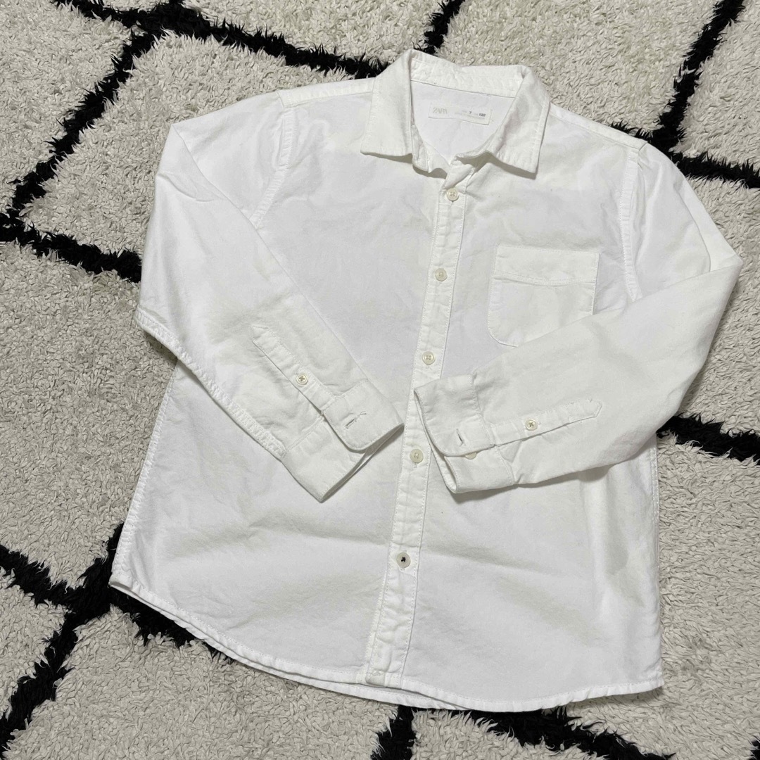 ZARA KIDS(ザラキッズ)の白シャツ　122㎝ キッズ/ベビー/マタニティのキッズ服男の子用(90cm~)(Tシャツ/カットソー)の商品写真