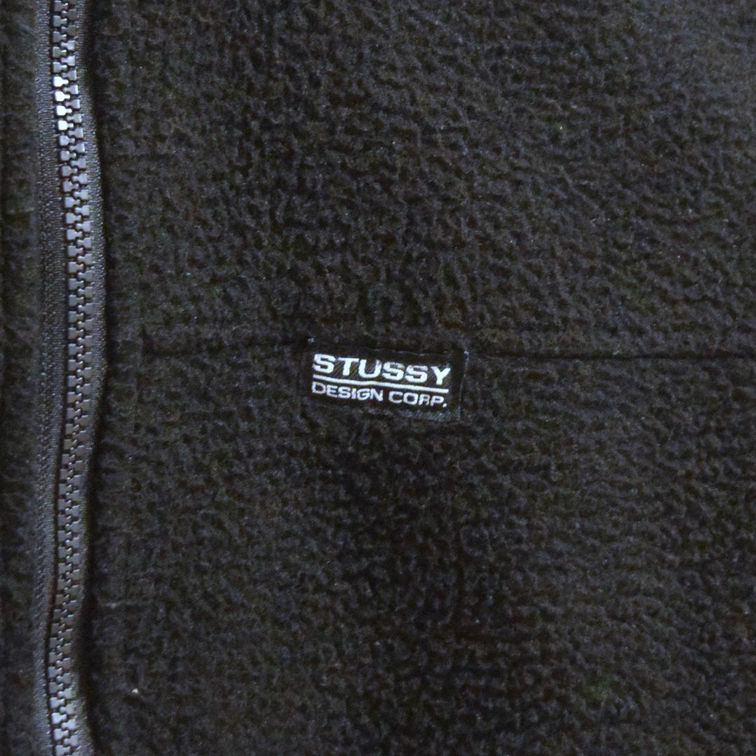 STUSSY(ステューシー)の《ステューシー》ブランドロゴ　ブラック　Lサイズ　ジップフリース メンズのジャケット/アウター(その他)の商品写真