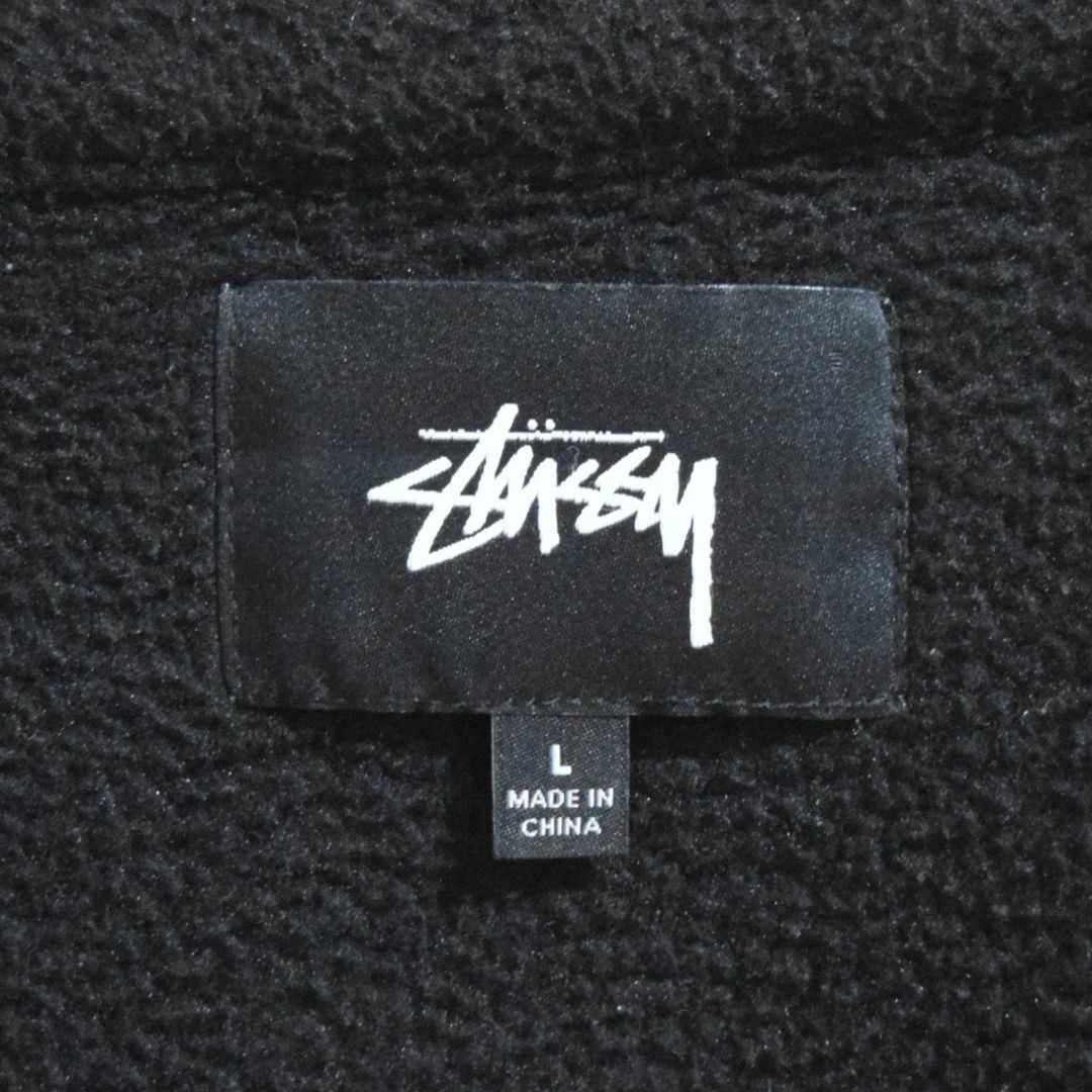 STUSSY(ステューシー)の《ステューシー》ブランドロゴ　ブラック　Lサイズ　ジップフリース メンズのジャケット/アウター(その他)の商品写真