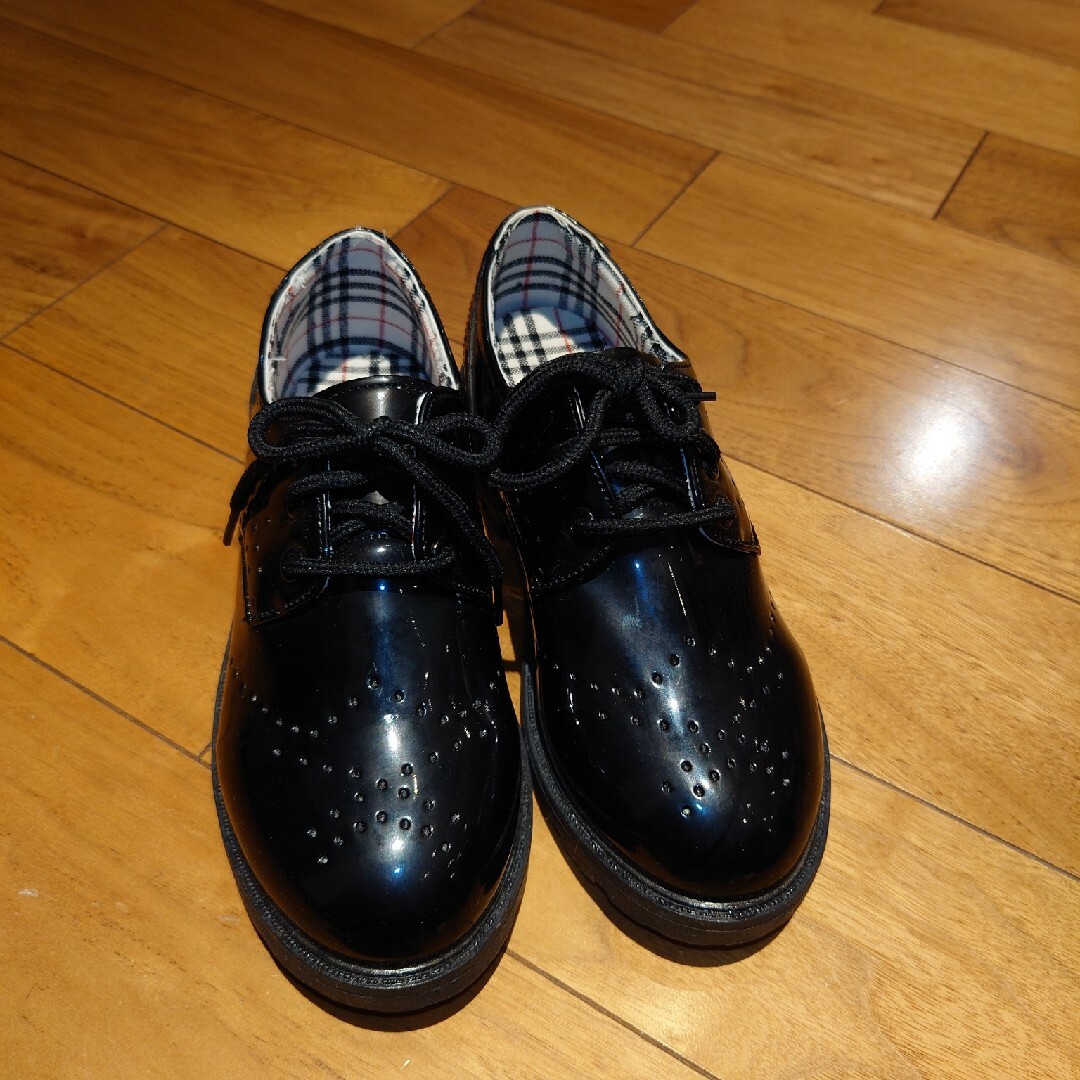 黒靴　22.5cm キッズ/ベビー/マタニティのキッズ靴/シューズ(15cm~)(ローファー)の商品写真