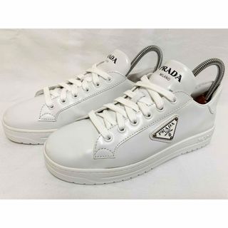 プラダ(PRADA)の超美品 プラダ ブラッシュドレザー メタルロゴ 三角プレート スニーカー 37(スニーカー)