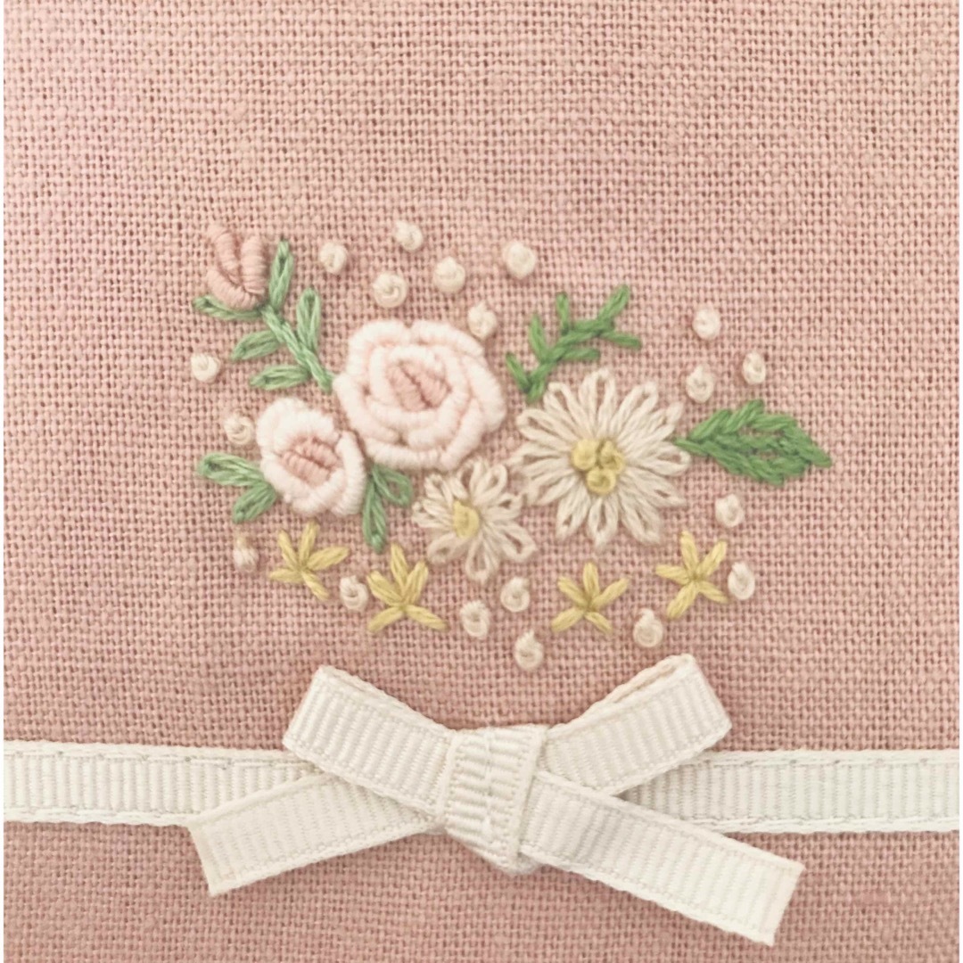 ハンドメイド　＊刺繍資格あり＊　文庫本カバー　聖書カバー　ブックカバー　刺繍　花 ハンドメイドの文具/ステーショナリー(ブックカバー)の商品写真