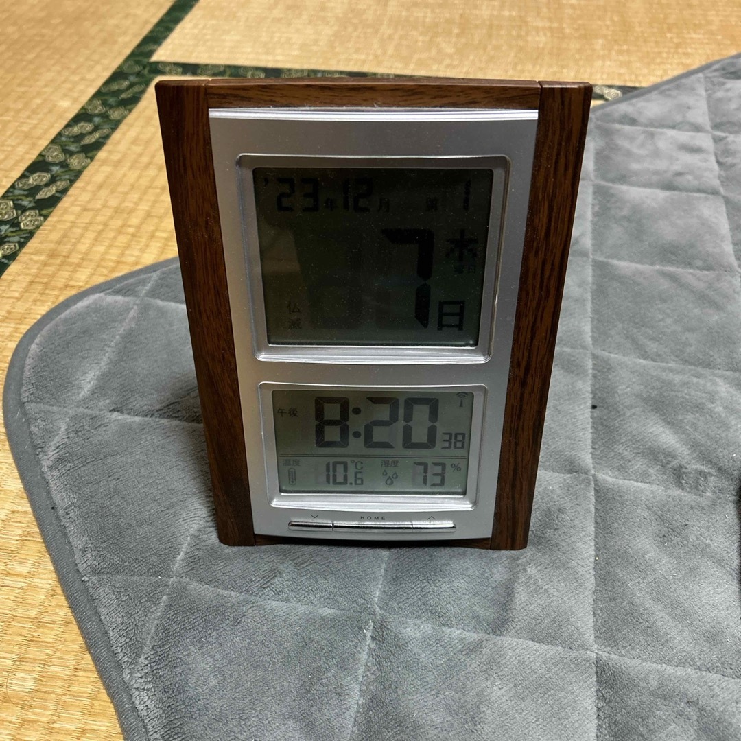 デジタル置き時計　カレンダー（六曜表示）、温度、湿度表示機能あり インテリア/住まい/日用品のインテリア小物(置時計)の商品写真