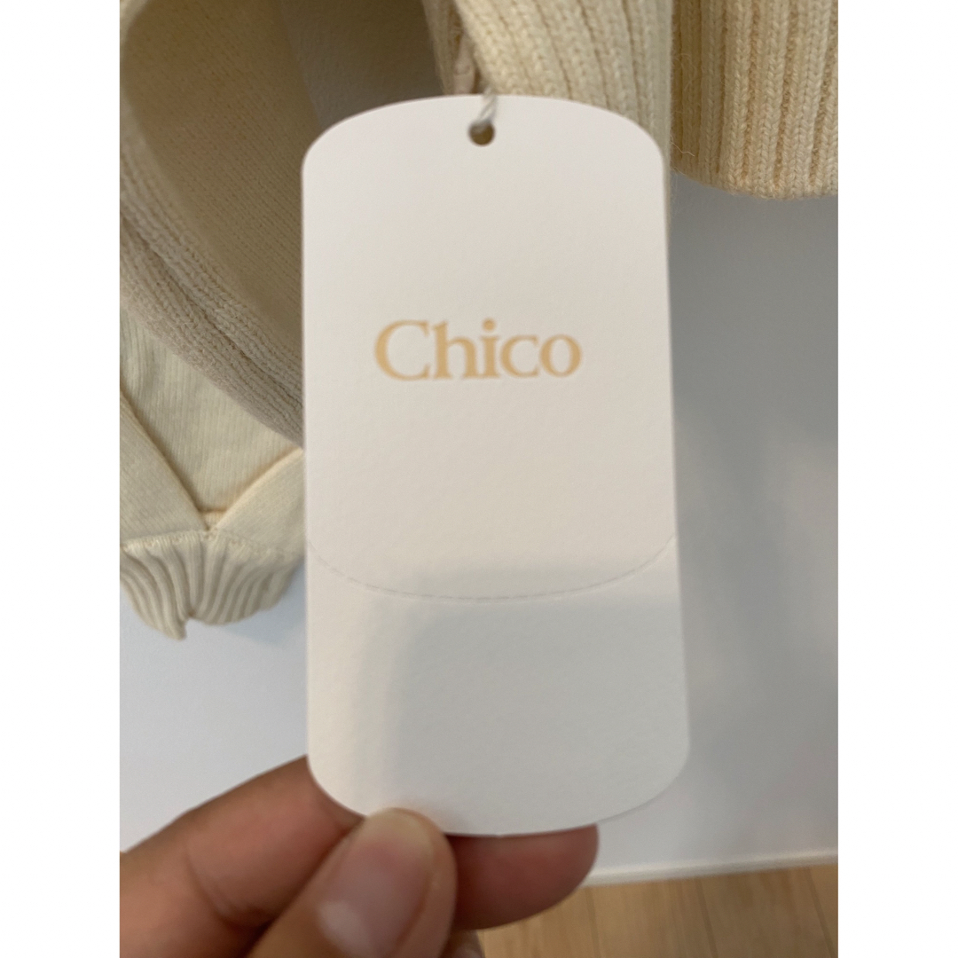 who's who Chico(フーズフーチコ)の【chico】 【数量限定】新品未使用 エンボスロゴクルーニット  ホワイト レディースのトップス(ニット/セーター)の商品写真