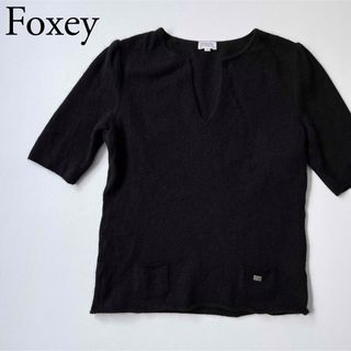 フォクシーブティック(FOXEY BOUTIQUE)のFoxey フォクシー　ニット　トップス　ロゴプレート　カシミヤ100%(ニット/セーター)