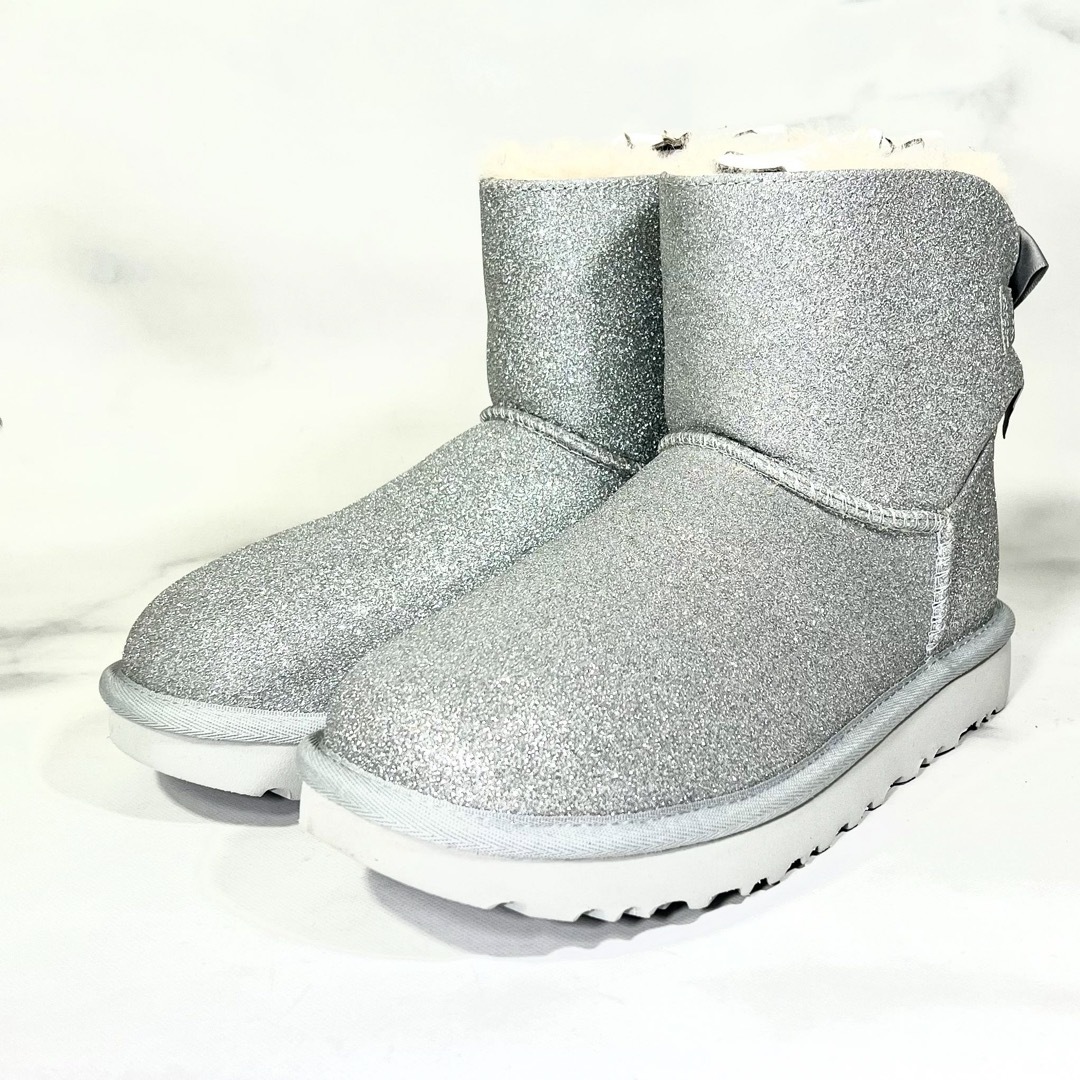 UGG(アグ)の【レア新品未使用】UGGミニ ベイリー ボウ スパークル ブーツシルバー23.0 レディースの靴/シューズ(ブーツ)の商品写真