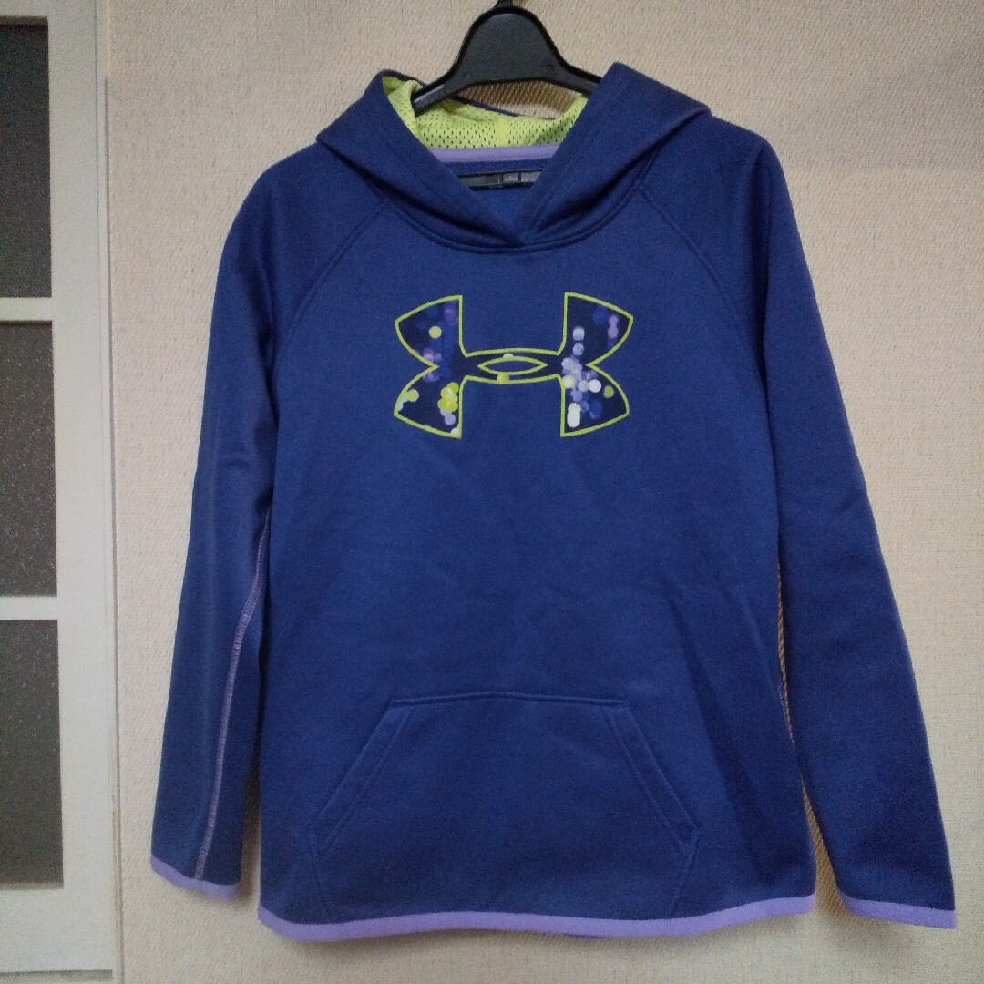 UNDER ARMOUR(アンダーアーマー)のUNDER ARMOURパーカーsizeYLG（150） キッズ/ベビー/マタニティのキッズ服男の子用(90cm~)(Tシャツ/カットソー)の商品写真