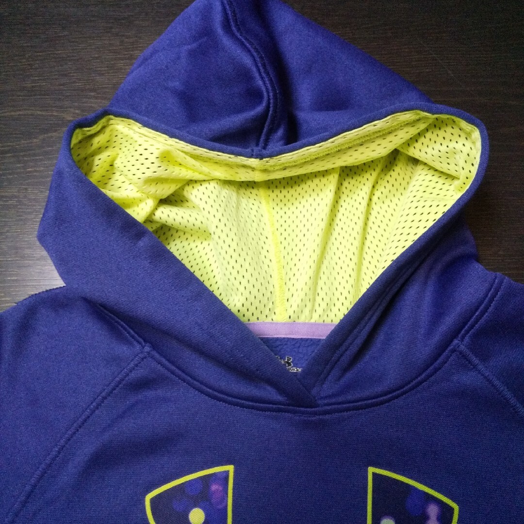 UNDER ARMOUR(アンダーアーマー)のUNDER ARMOURパーカーsizeYLG（150） キッズ/ベビー/マタニティのキッズ服男の子用(90cm~)(Tシャツ/カットソー)の商品写真