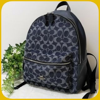 コーチ(COACH)の美品 COACH デニム リュック シグネチャー 花柄 馬車金具 チャーム付(リュック/バックパック)