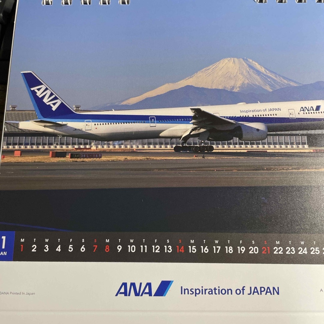 ANA(全日本空輸)(エーエヌエー(ゼンニッポンクウユ))の★ANA2024カレンダー卓上タイプ★送料無料⚫︎ インテリア/住まい/日用品の文房具(カレンダー/スケジュール)の商品写真