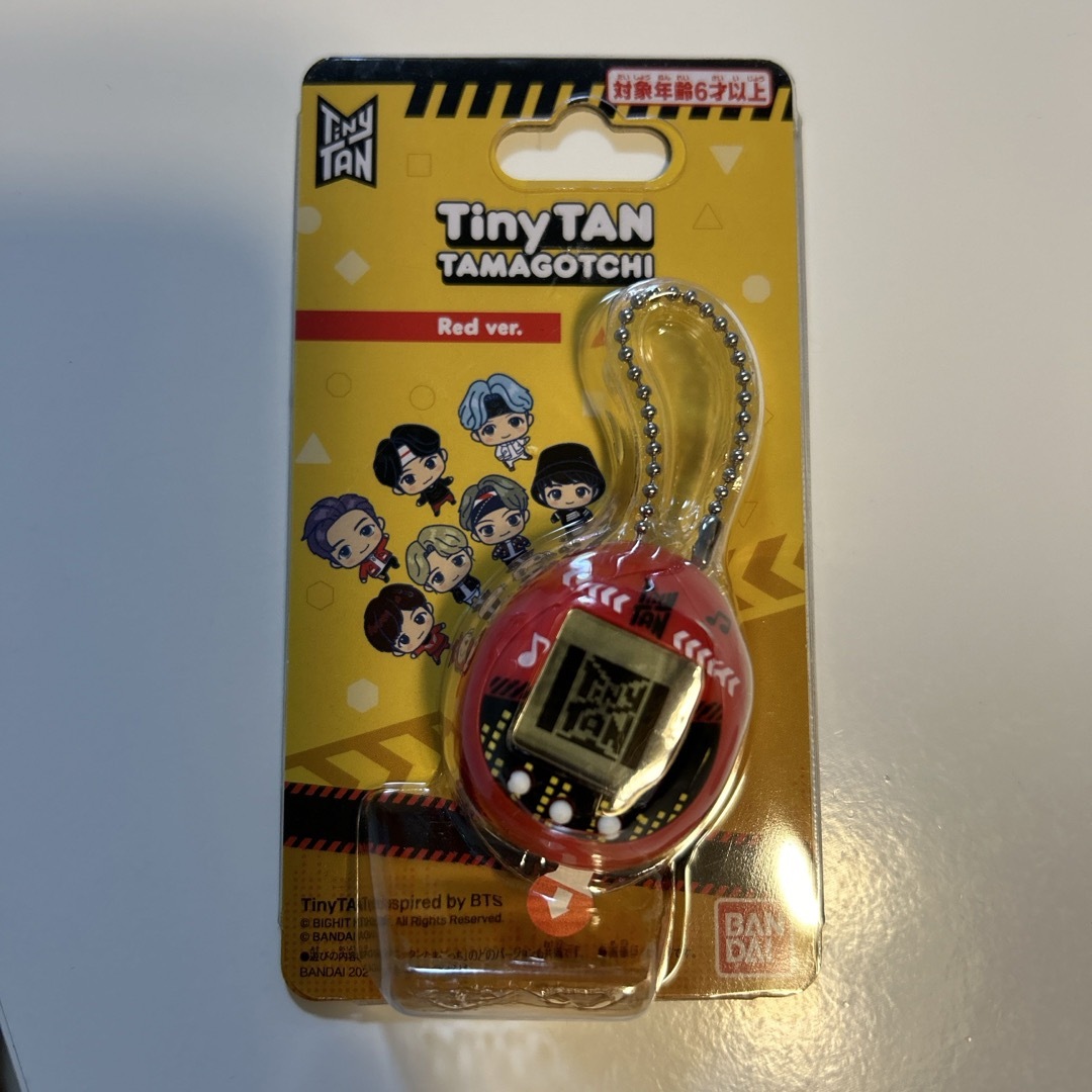 防弾少年団(BTS)(ボウダンショウネンダン)のバンダイ TinyTAN Tamagotchi Red ver． TINYTAN エンタメ/ホビーのおもちゃ/ぬいぐるみ(キャラクターグッズ)の商品写真