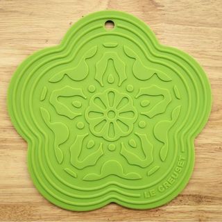 ルクルーゼ(LE CREUSET)のル・クルーゼ　シリコン鍋敷き　鍋敷　ホルダー(収納/キッチン雑貨)