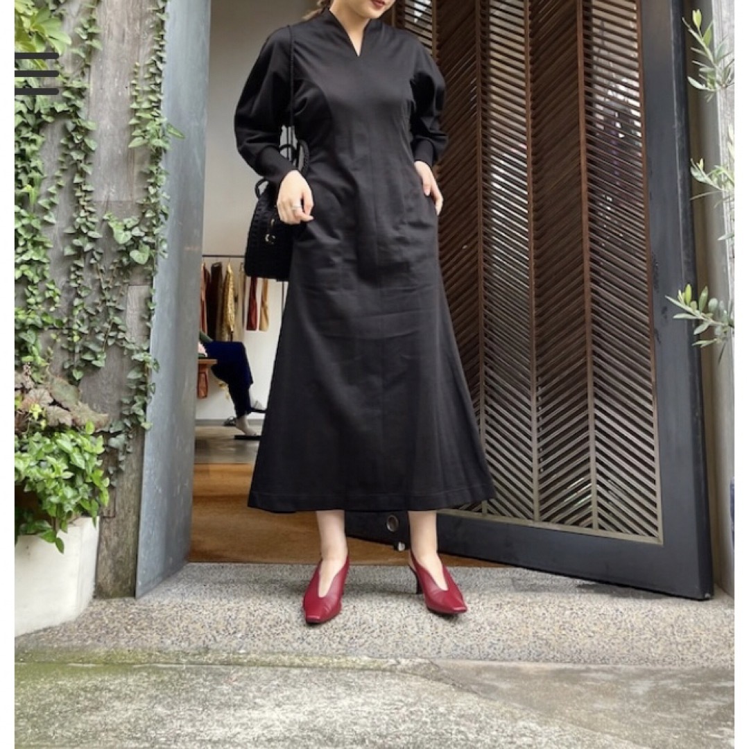 mame(マメ)の22AW マメクロゴウチ V-Neck Classic Cotton Dress レディースのワンピース(ロングワンピース/マキシワンピース)の商品写真