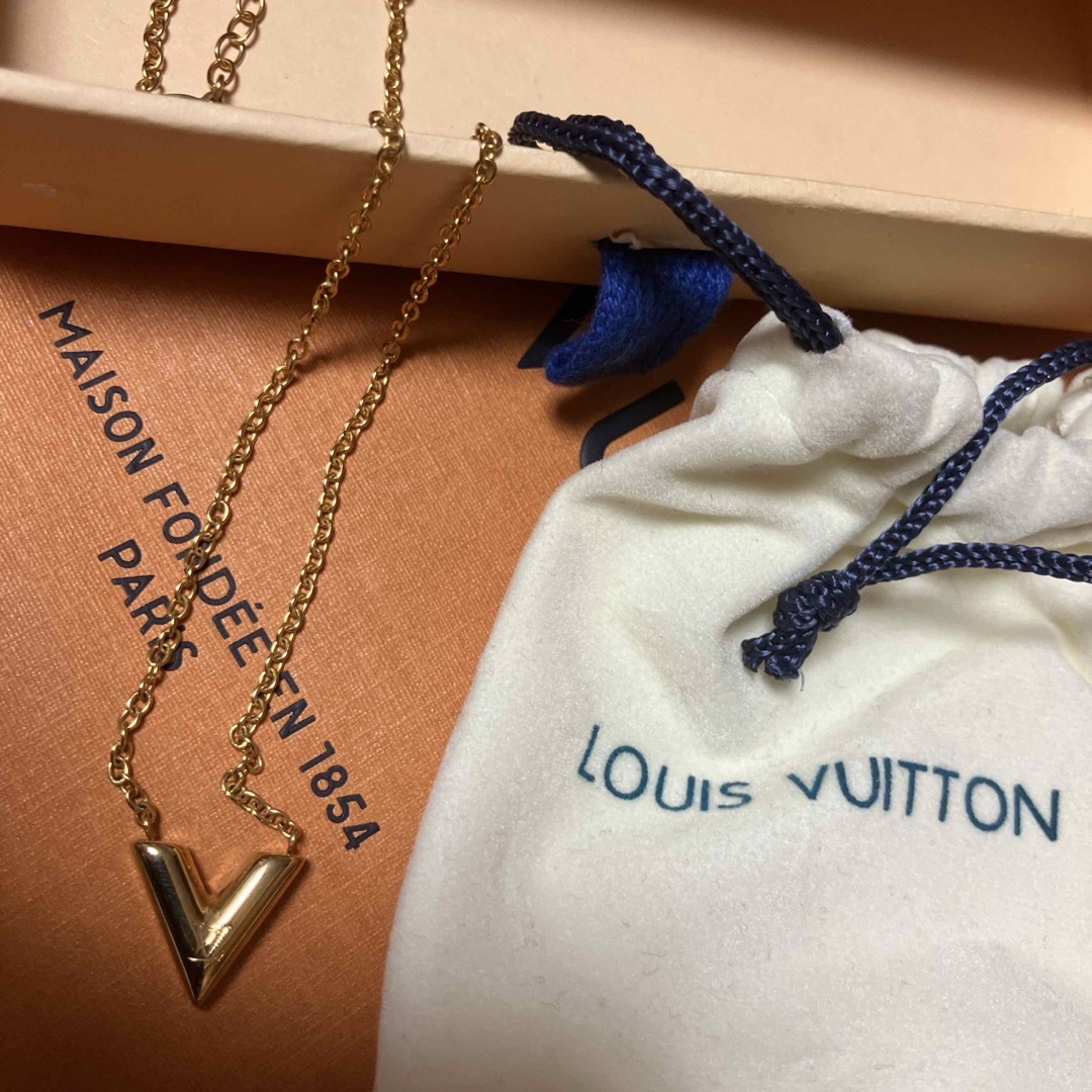 LOUIS VUITTON ルイヴィトン ネックレス エセンシャルV アクセサリゴールド