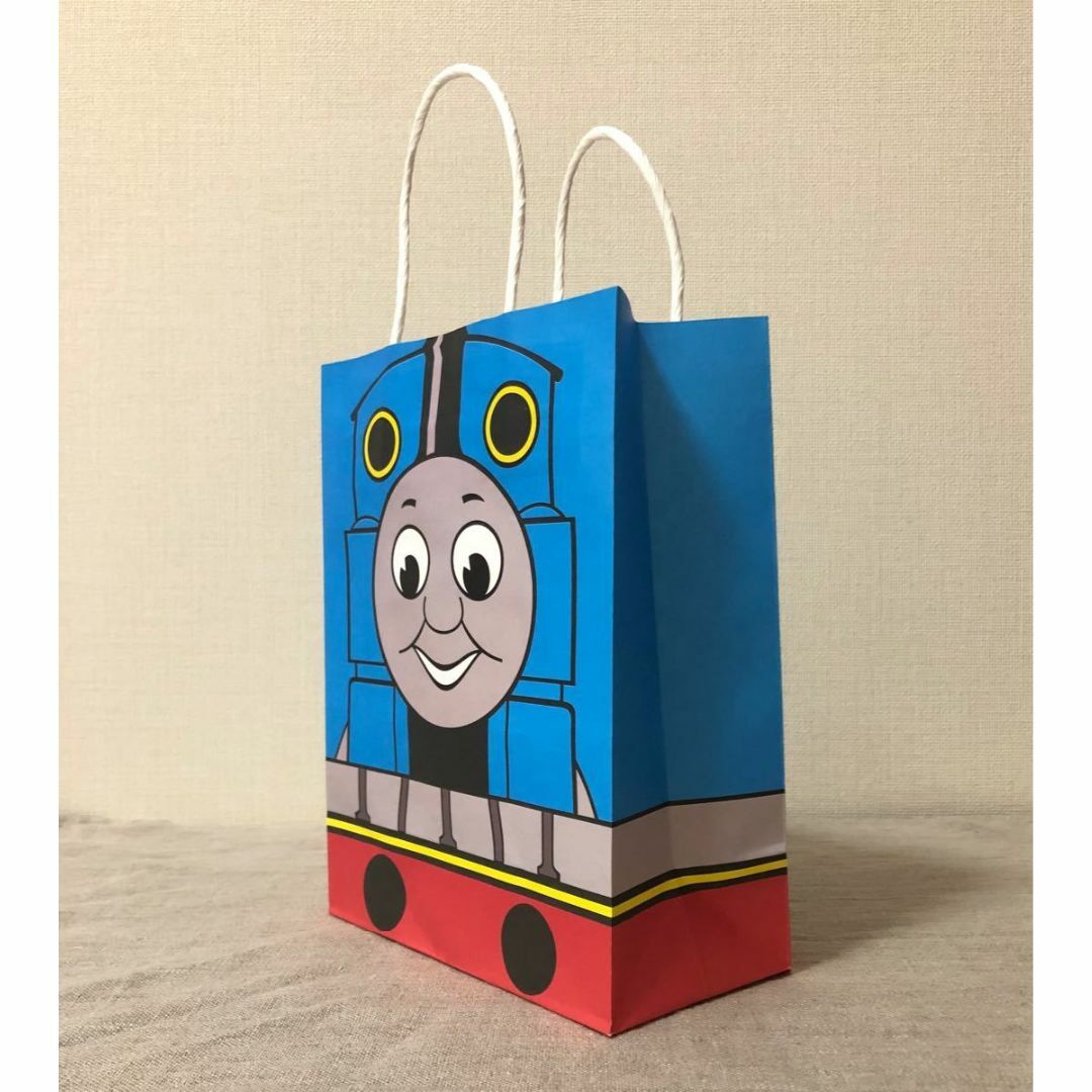 THOMAS(トーマス)の今だけ１枚増量中！【未使用】　トーマス　 紙袋　3枚セット（今だけ4枚） エンタメ/ホビーのおもちゃ/ぬいぐるみ(キャラクターグッズ)の商品写真