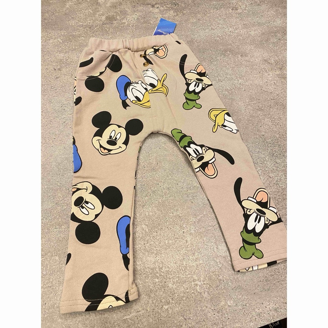 Disney(ディズニー)の新品　90 ベージュ　ディズニー　ミッキー　パンツ キッズ/ベビー/マタニティのキッズ服男の子用(90cm~)(パンツ/スパッツ)の商品写真