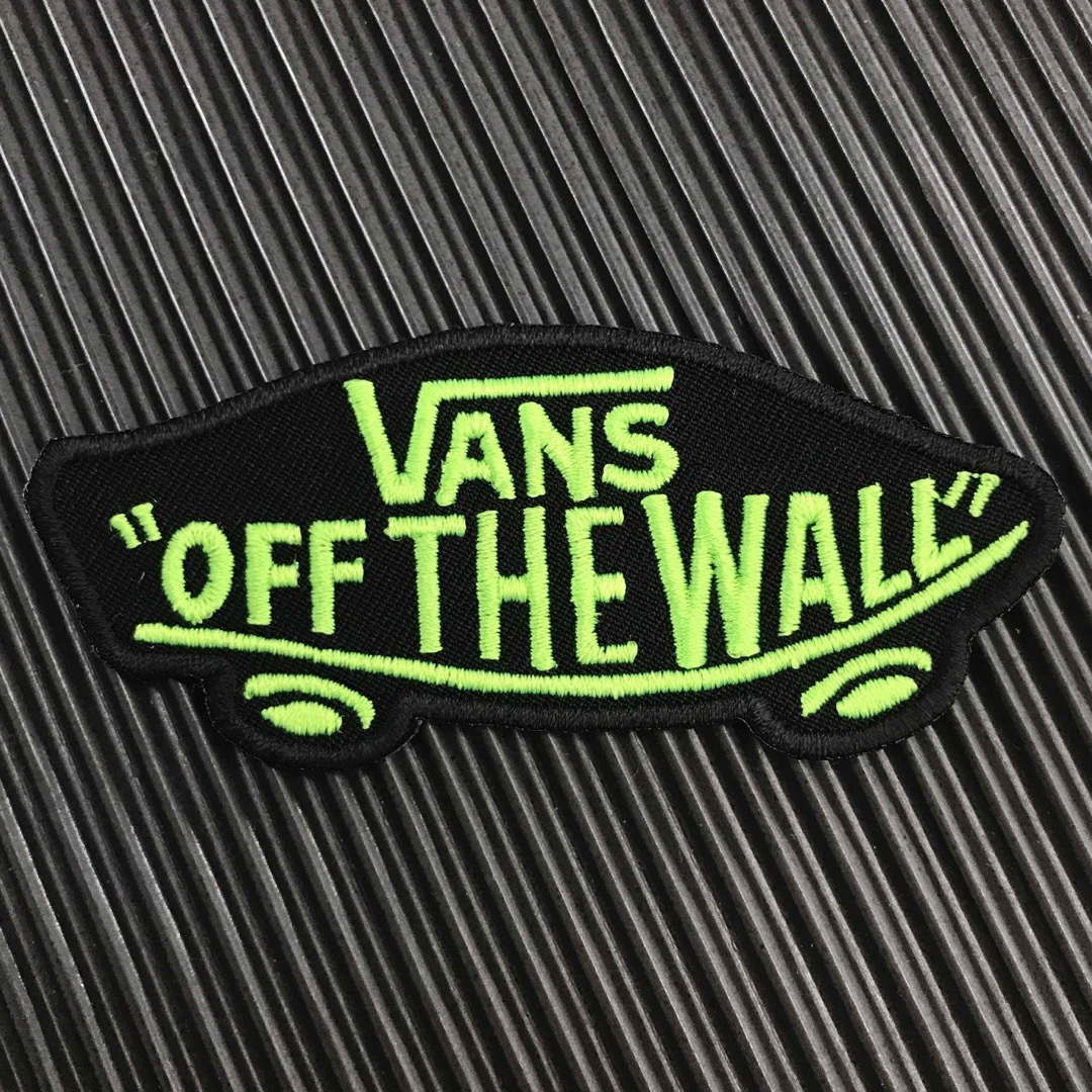 VANS(ヴァンズ)の黒×蛍光グリーン VANS OFF THE WALL アイロンワッペン -36 スポーツ/アウトドアのスポーツ/アウトドア その他(スケートボード)の商品写真