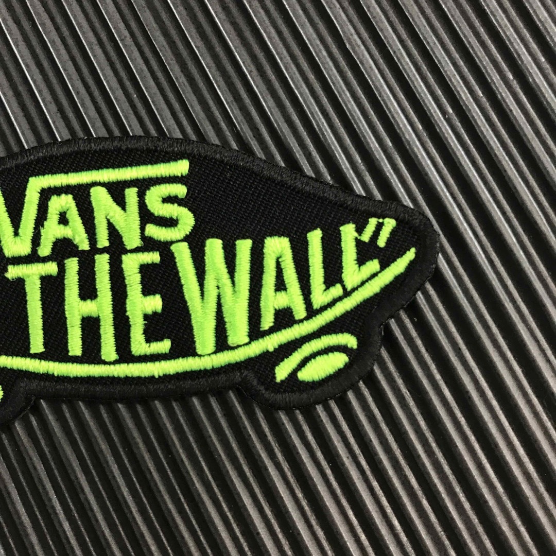 VANS(ヴァンズ)の黒×蛍光グリーン VANS OFF THE WALL アイロンワッペン -36 スポーツ/アウトドアのスポーツ/アウトドア その他(スケートボード)の商品写真