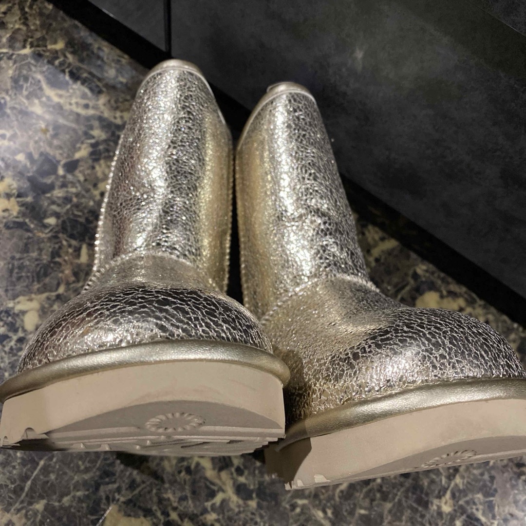 UGG(アグ)のUGG アグ ムートンブーツ シャンパンゴールド 新品未使用 レア レディースの靴/シューズ(ブーツ)の商品写真