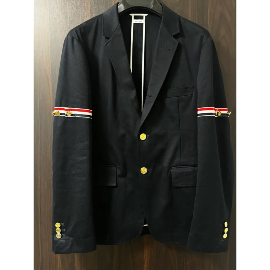 THOM BROWNE(トムブラウン)のTHOM BROWNEネイビー金ボタンジャケット メンズのジャケット/アウター(テーラードジャケット)の商品写真