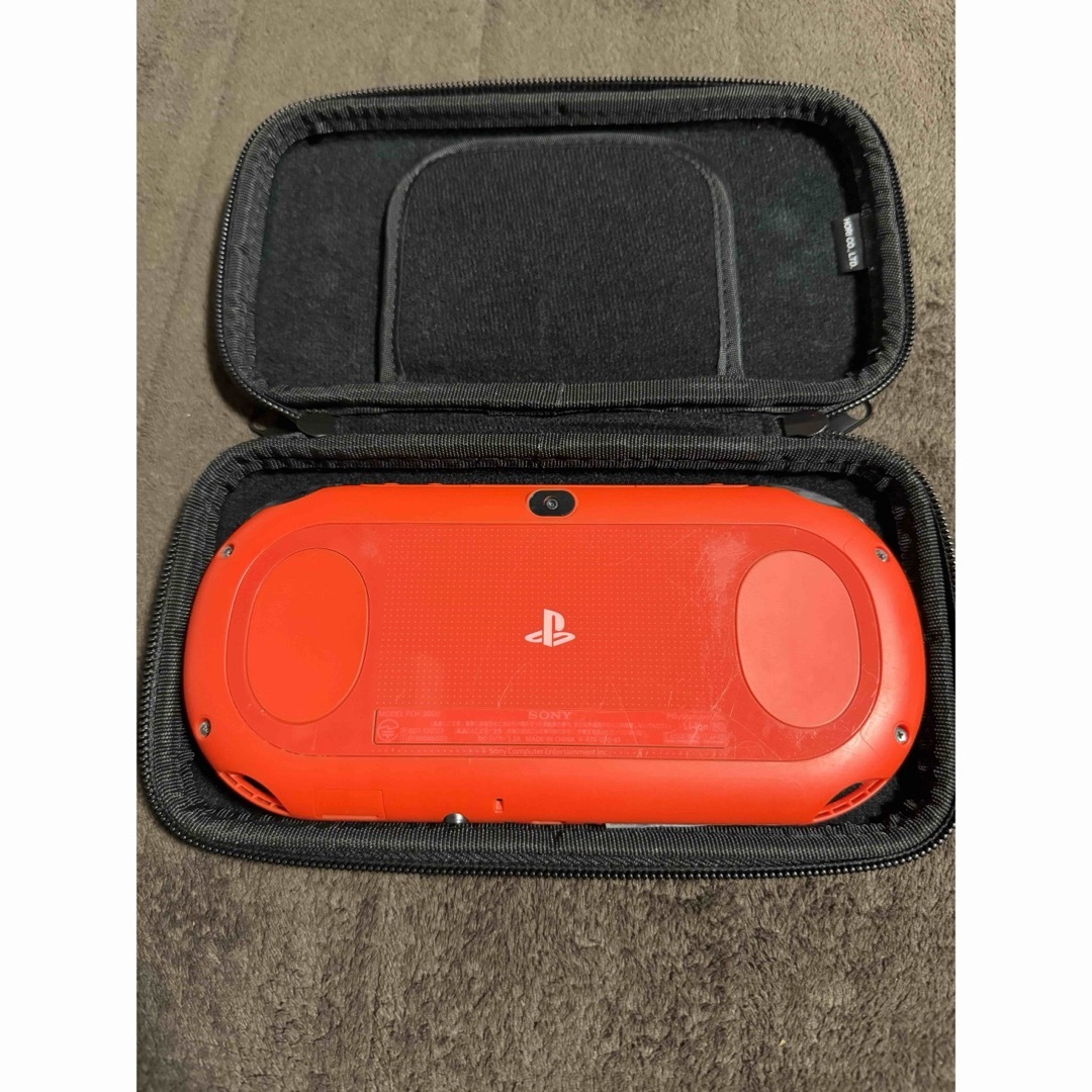 PlayStation Vita(プレイステーションヴィータ)のvita   レッドブラック　1 エンタメ/ホビーのゲームソフト/ゲーム機本体(携帯用ゲーム機本体)の商品写真