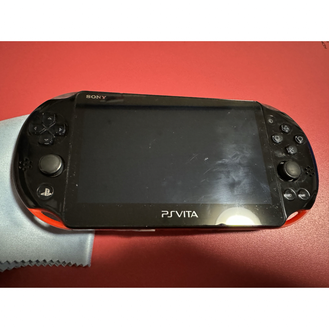 PlayStation Vita(プレイステーションヴィータ)のvita   レッドブラック　1 エンタメ/ホビーのゲームソフト/ゲーム機本体(携帯用ゲーム機本体)の商品写真