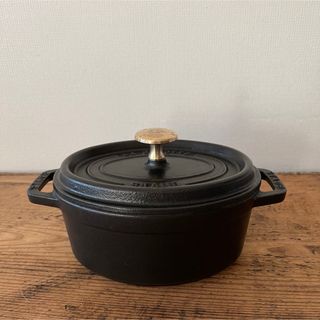 ストウブ(STAUB)の★日曜までSALE★美品　ストウブ　ピコ・ココット オーバル17  黒マット(鍋/フライパン)