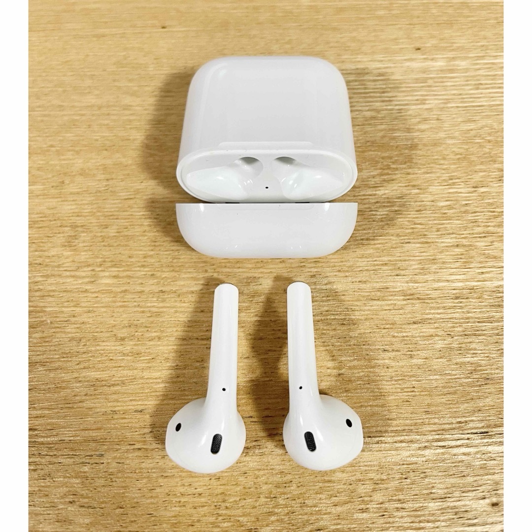 Apple(アップル)のAirPods a1523 apple スマホ/家電/カメラのオーディオ機器(ヘッドフォン/イヤフォン)の商品写真