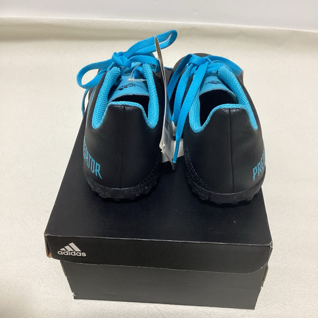 adidas(アディダス)の⭐︎新品未使用⭐︎adidas トレーニングシューズ　プレデター　19cm スポーツ/アウトドアのサッカー/フットサル(シューズ)の商品写真