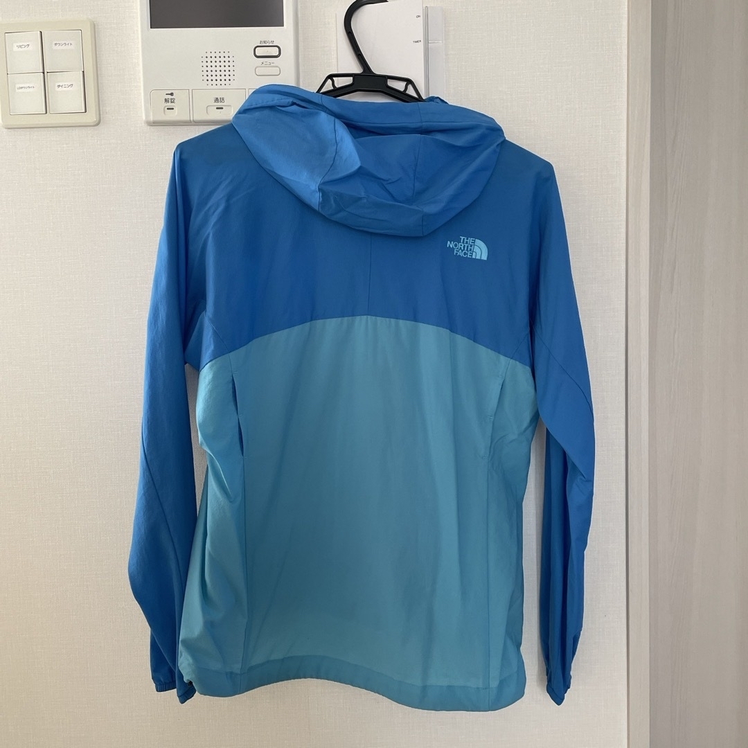 THE NORTH FACE(ザノースフェイス)のザノースフェィス　レディース　薄いパーカー　ブルー　Lサイズ スポーツ/アウトドアのアウトドア(登山用品)の商品写真