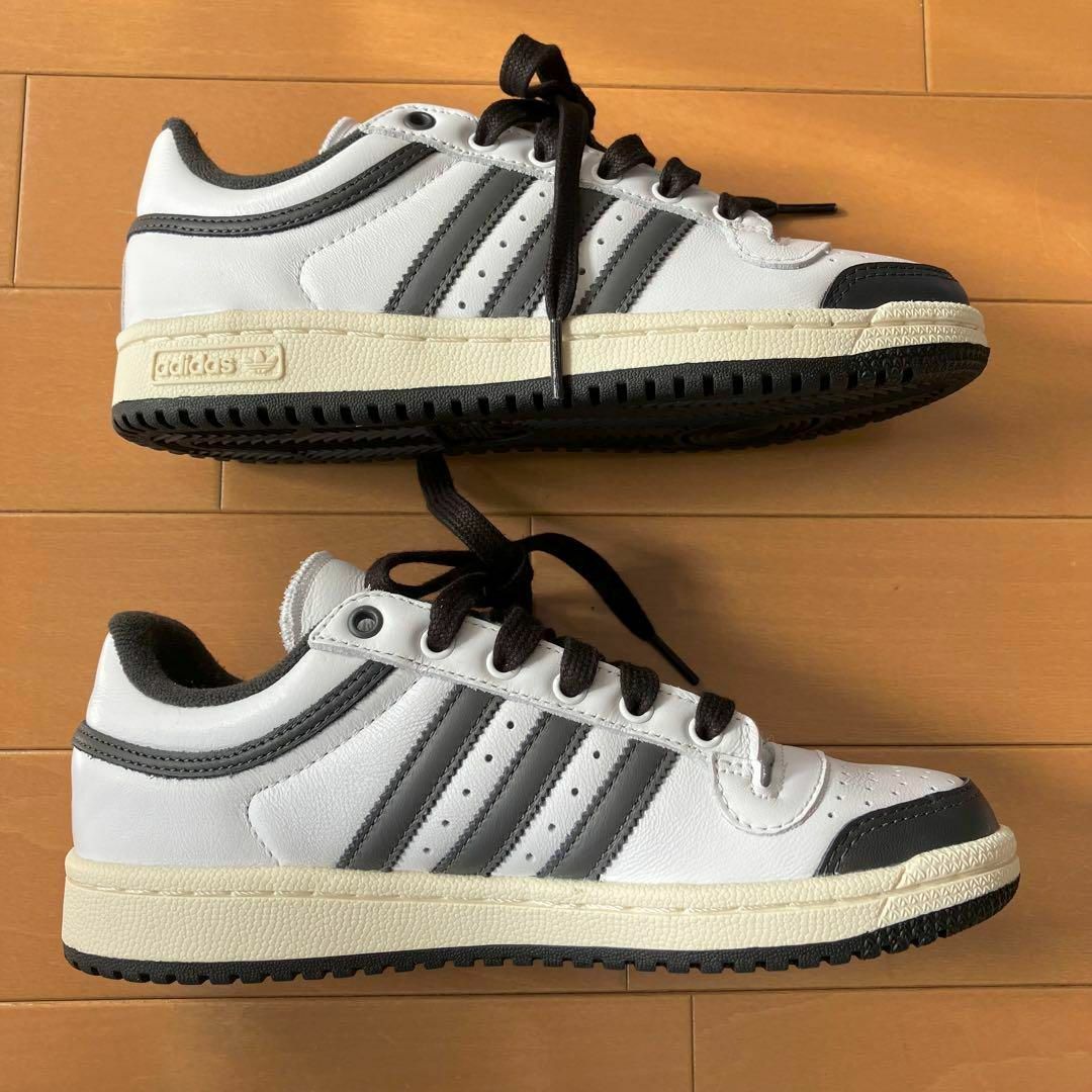 adidas(アディダス)の新品 天然皮革 adidas スニーカー 23cm 替え紐付き レディースの靴/シューズ(スニーカー)の商品写真