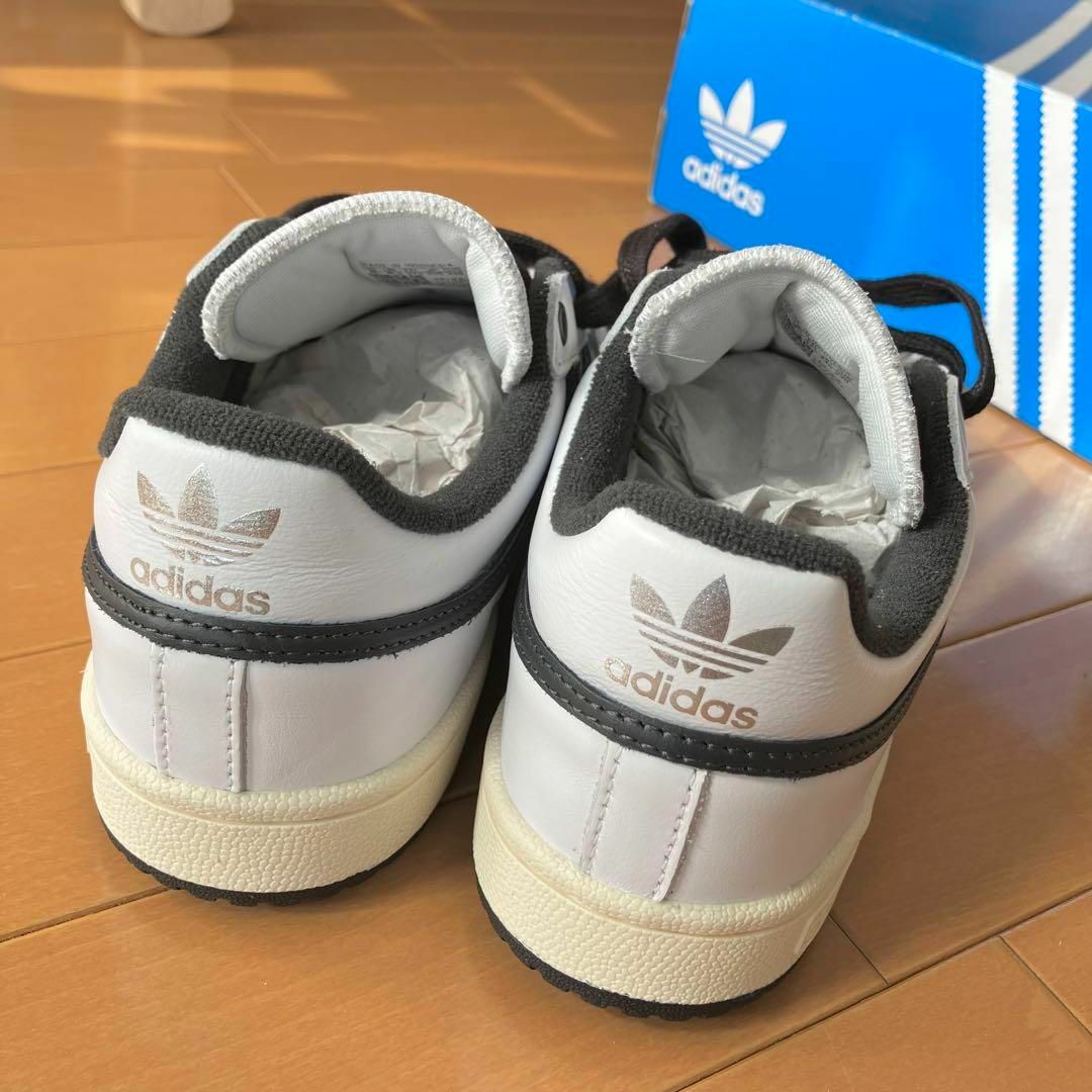 adidas(アディダス)の新品 天然皮革 adidas スニーカー 23cm 替え紐付き レディースの靴/シューズ(スニーカー)の商品写真