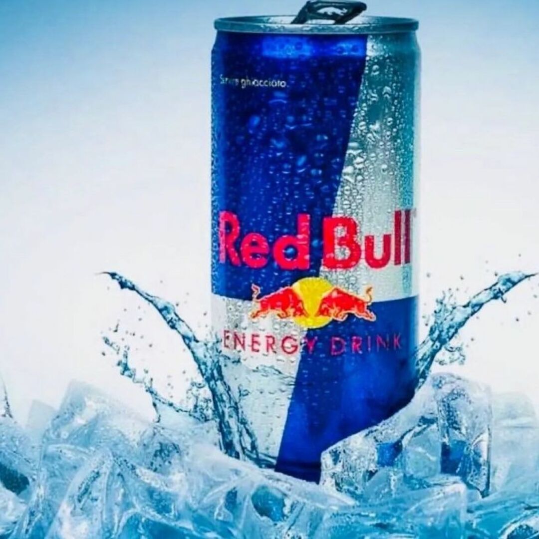 Red Bull(レッドブル)の"レッドブル　Red Bull 1ケース　24缶 ¥3,600" 食品/飲料/酒の飲料(ソフトドリンク)の商品写真