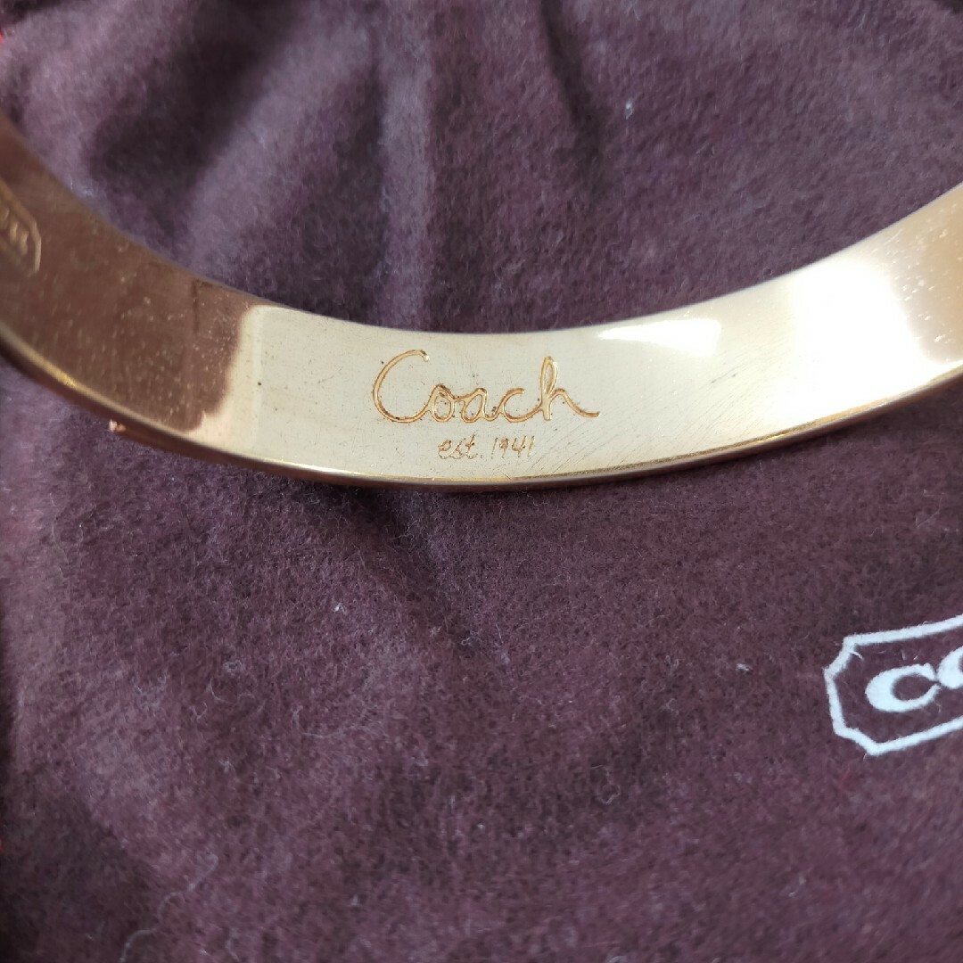 COACH(コーチ)のCOACH　バングル　シグネチャー　パープル　ゴールド レディースのアクセサリー(ブレスレット/バングル)の商品写真