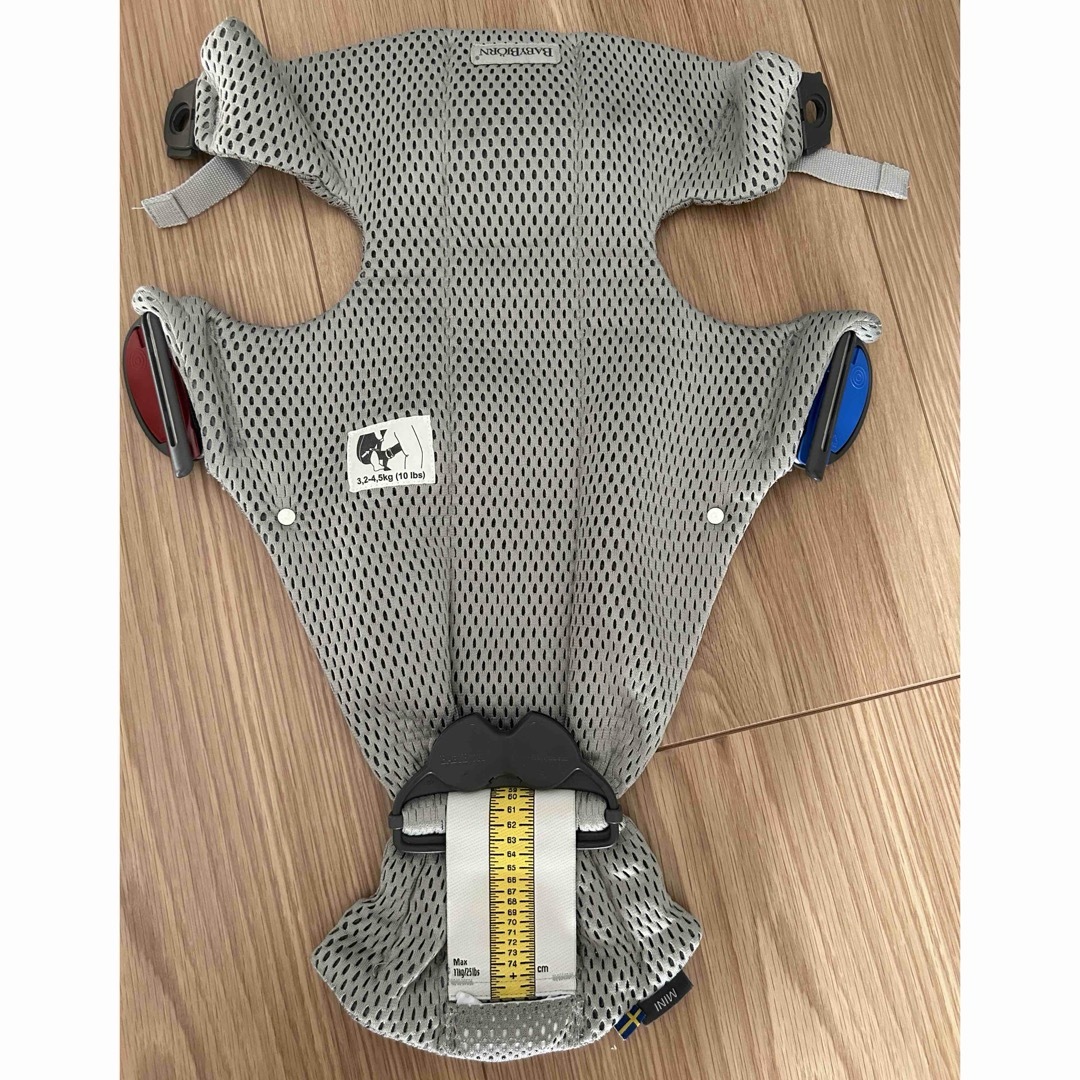 BABYBJORN(ベビービョルン)のベビービョルン 抱っこ紐 MINI グレー キッズ/ベビー/マタニティの外出/移動用品(抱っこひも/おんぶひも)の商品写真