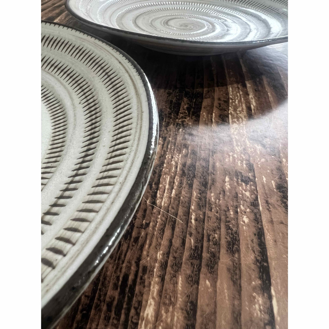 ベージュ×ブラウン渦柄2枚23cm 丸皿プレートオシャレカフェ風 陶磁器メイン皿 インテリア/住まい/日用品のキッチン/食器(食器)の商品写真