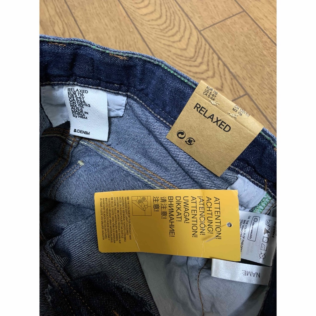 H&M(エイチアンドエム)の新品タグ付き　&DENIM H&M キッズ　ワッペン　ダメージ　デニム キッズ/ベビー/マタニティのキッズ服男の子用(90cm~)(パンツ/スパッツ)の商品写真