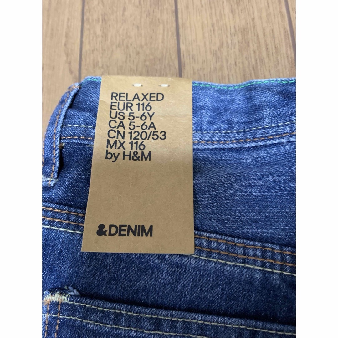 H&M(エイチアンドエム)の新品タグ付き　&DENIM H&M キッズ　ワッペン　ダメージ　デニム キッズ/ベビー/マタニティのキッズ服男の子用(90cm~)(パンツ/スパッツ)の商品写真